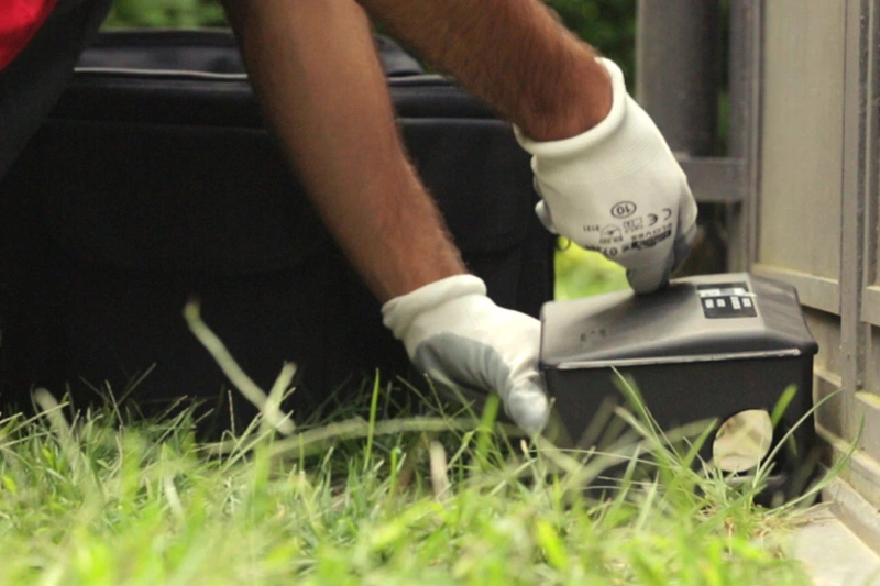 Operatore Puliglobal dispone trappole per topi