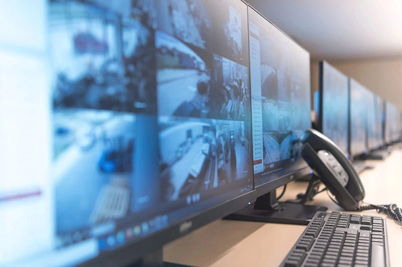 Computer che mostrano sistemi di videosorveglianza